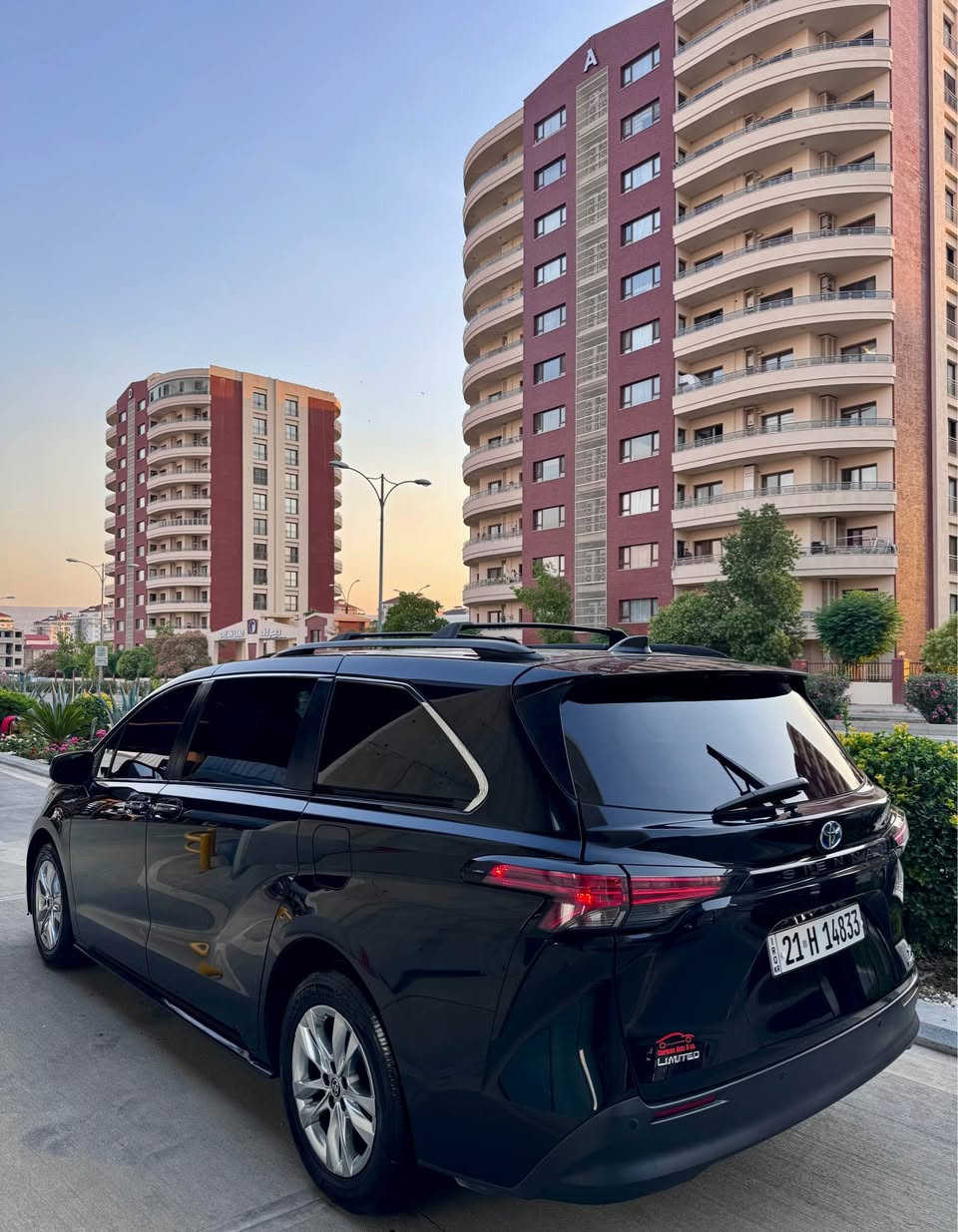 TOYOTA SIENNA XLE HYBRID ٢٠٢٢
-المحرك : 2500 cc هايبرد
-عداد المسافة ١٠١ الف ميل
-االون اسود
-تحديد مسار
-رادارات 360 درجة
-صقف ديفيدي
-كامرة خلفية
-تبريد 3 قطع مع تحكم خلفي مناخين
-3 انظمة قيادة
-سايد بريك بصمة
-حساسات خلفية
-فتحة سقف
-تشغيل بصمة
- 5 بصمات
-حساسات امامية
-كشنات جلد
-كشنات كهربائية
-حساس امطار
-حساس لايت (عالي ناصي)
-شاشة لمس كبيرة
-تدفئة كشنات
-انارة LED خلفي وامامي
-لايت عالي ناصي زينون
-خاصية طي المقاعد الخلفية لزيادة مساحة التحميل
-مقعد اضافي متحرك (يعني تصير 8 راكب)
-ابواب كهربائية شفط
-جنطة شفط كهربائية
-فتح وغلق الابواب بخاصية (الركلة)
-فتح وغلق الصندوف بخاصية (الركلة)
-نظام صوتي مميز مزود ب دمامات في الصندوق
-نظام التوقف الذاتي او مايعرف(مانع تصادم)
-وبقية مواصفات XLE المعروفة
-مكان السيارة سلیمانی  
السعر ٣٠٠$ بي مجال جدا قليل
للاستفسار الاتصال
رقم سلیمانی وبأسمي تحويل مباشر
بس بيها واحد قدعه مصبوغ بدون دواخل ارباك
☎️(*********** السليمانية, العراق
