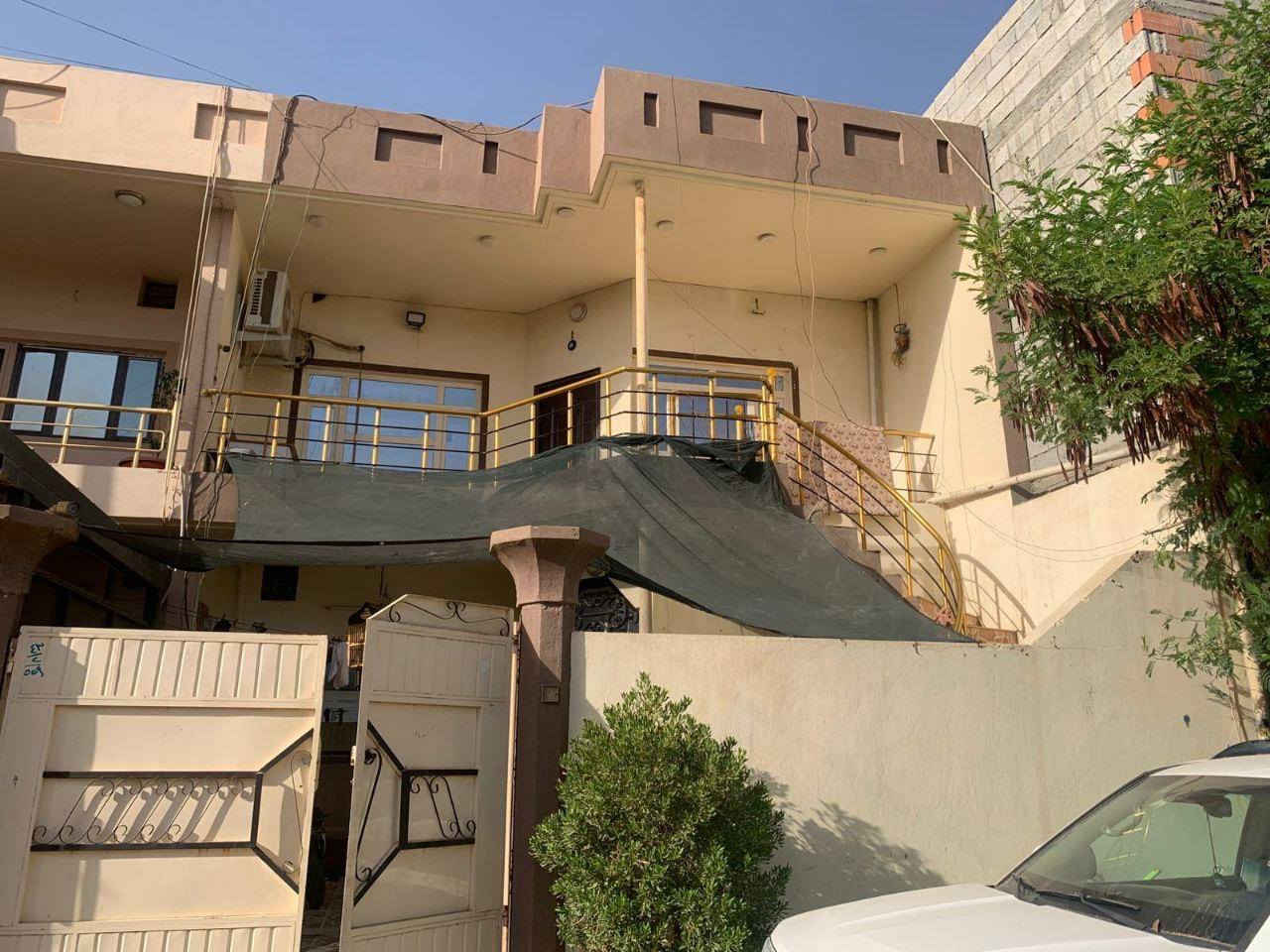 ⭕ #إعــــلان
#بيع_مستعجل
#دار_طابقين_للبيع – طابو ملك صرف
#مساحه ١٥٠م – واجهه ٧.٥م
#الموقع: قادسيه الثانية قرب جامع صابر كردي
---
🔹 الطابق الأول يحتوي على:
غرفتين نوم
استقبال
هول
مطبخ (حار وبارد)
صحيات

🔹 الطابق الثاني يحتوي على:
غرفة نوم
استقبال
مطبخ (حار وبارد)
صحيات
---

📞 للمزيد من المعلومات
*********** (واتساب)

🏢 أو مراجعة:

مكتب السلام للعقار قادسيه قرب الاستخبارات
