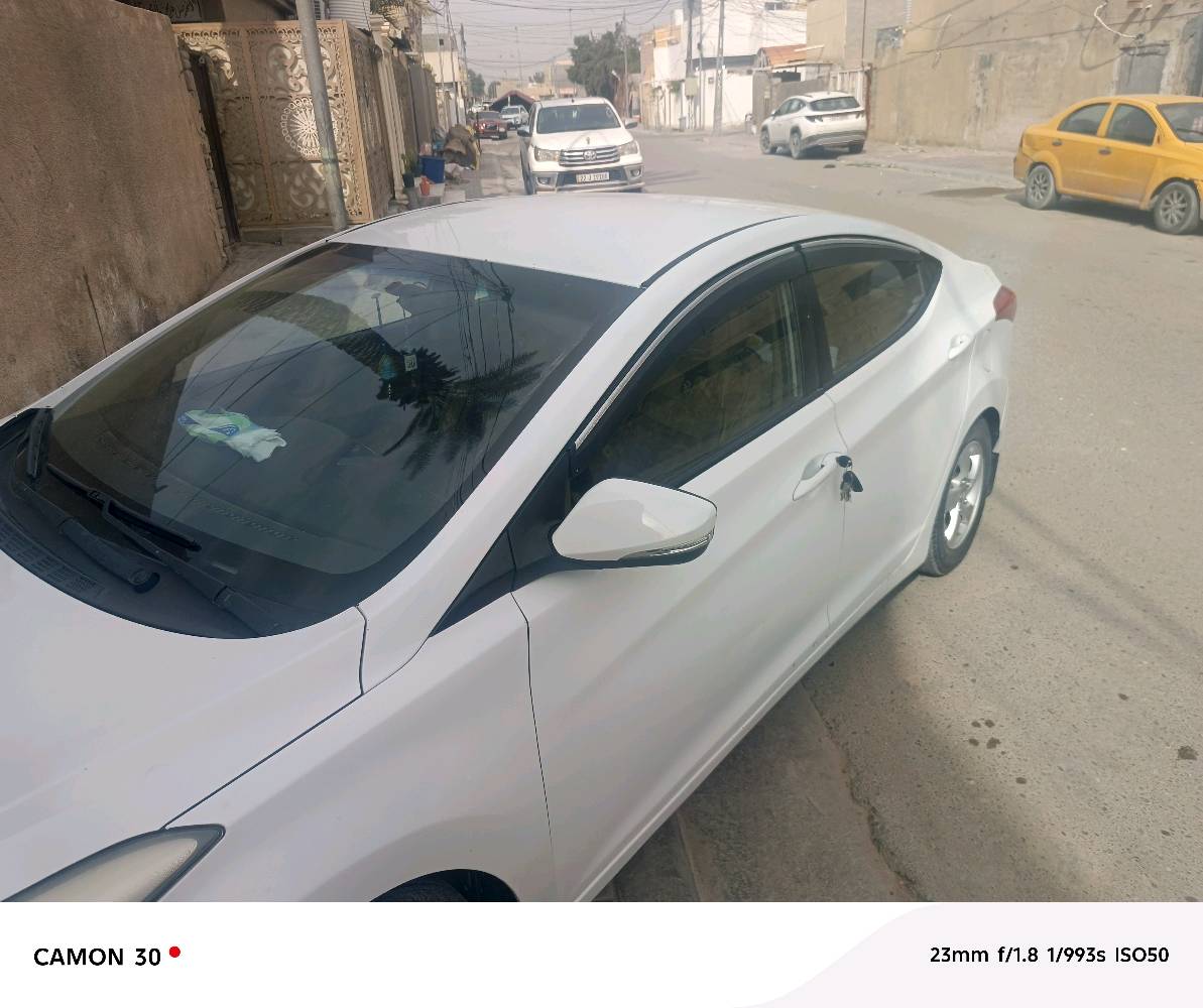 سيارة هيونداي إلنترا بيضاء بحالة جيدة، تم الاعتناء بها جيدًا. المقصورة الداخلية مريحة ومجهزة بنظام تكييف فعال، مما يجعلها مثالية للقيادة اليومية. إطارات جديدة وحديثة أكثر أمانًا.