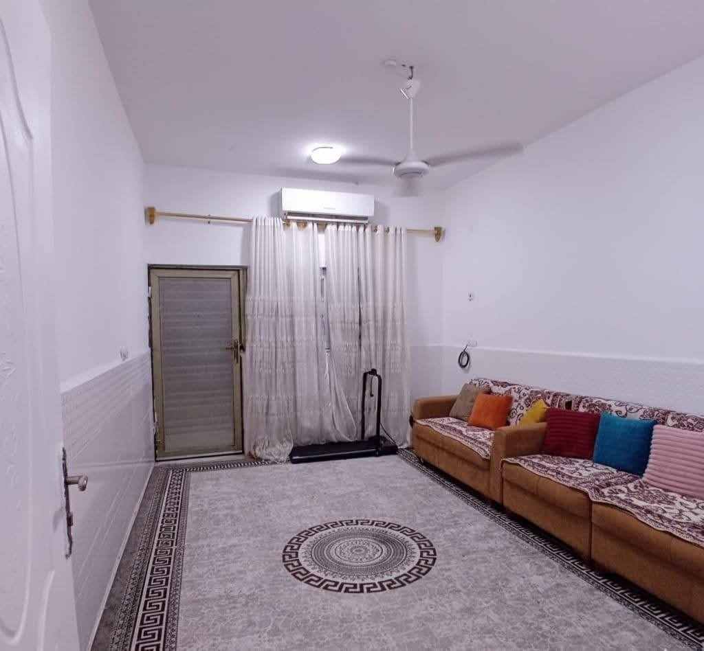 دار للبيع في مجمع الدوح
#المساحة_218م
#حر_غير_مطلوب
#بناء_صاحب_الدار
#يتكون_من_طابقين يحتوي على استقبال وصالة وغرف عدد4 ومجمع صحيات عدد3 وحديقة وكراج سيارة
‏للاستفسار ***********
