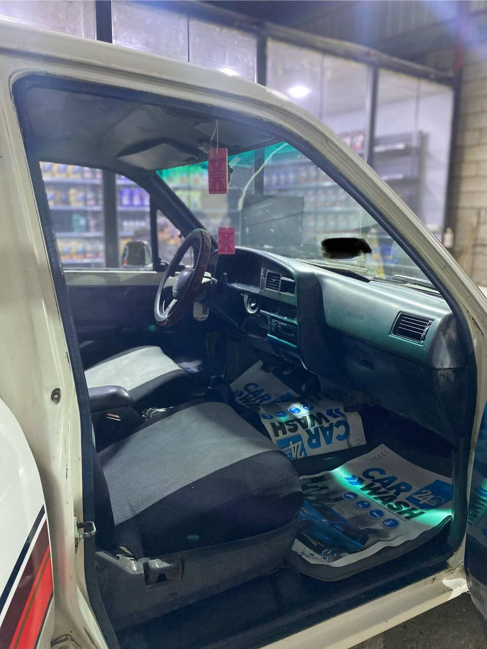 السلام عليكم من بعد اذن الأمن اخوان سياره بيك اب موديل 1989 دبل قماره الرقم دولي باقي لوحات سنويه لل 29 السيارة مكفوله من الضربه القويه والعيب الشرعي مكينه وكير وشاصي وتكم وقماره مكفولات باور ستيرن السيارة معمره تعمير حلو ومتعوب عليها وجاهزه من كل شي السعر 65 وبيها مجال شي قليل كلش التواصل(***********) وات ساب او *********** واشكر الجميع
