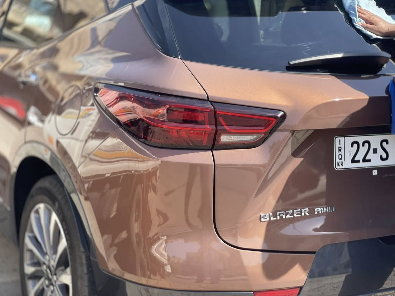 السلام عليكم بلايزر موديل ٢٣ بريمير فول الفول حادث بسيط جدا موضح بالصور ماشية ٦٠ الف جديدة جدا على وضع الشركة ما نقصها شي 
خمس كامرات وبانوراما وكشنات جلد وتدفئة وتبريد وكهرباء قيادة ذاتية ولون مميز ومواصفات هواية السعر ٢٤٠ وقابل للتفاوض للاتصال ***********
