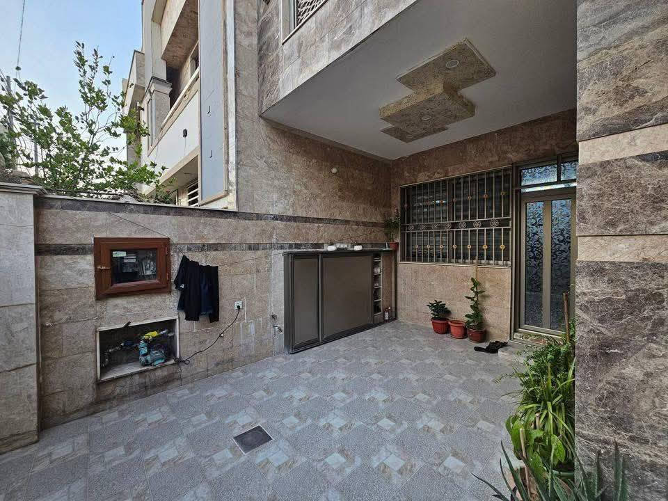 #اربيل_الجديده
بیت للبیع في منطقة أربیل جدیدة ( هولیري نوي ) 
٢٠٠ متر    
خلف مستشفی CMC
٥ نوم ( نومین سویت ) 
٤ حمام 
مطبخ حار و بارد 
اتجاه غروب 
السعر16دفترونص وبه مجال

￼⁨***********
***********
