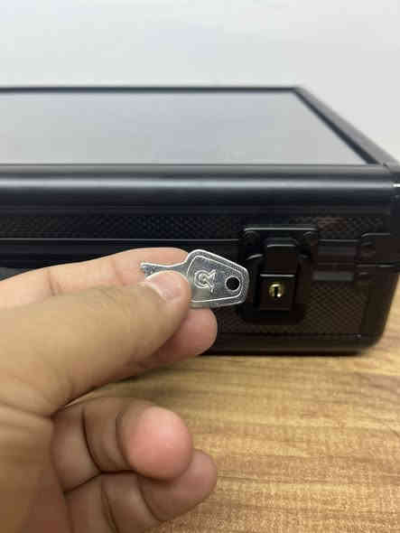 بوكس حافضة الساعات 12 خانه  وبيها مفتاح تكدر تقفل البوكس  المنيوم درجه اوله قطعه جمله عله اول تم بل خاص او بل وتساب *********** ب 45 الف ويه التوصيل
