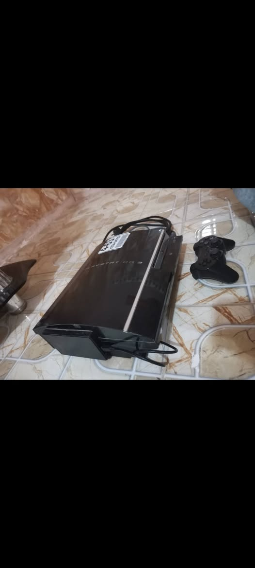 سلام عليكم بلي 3 فات للبيع مهكر هرد خارجي ذاكرته 300 ويا جوستك اصليه او بي 32 لعبة او بي هارد داخلي 80 الله شاهد عليه البلي مامفتوح الشراي يراسل واتساب ***********= اتصال***********  مكان نجف حي الوفاء
