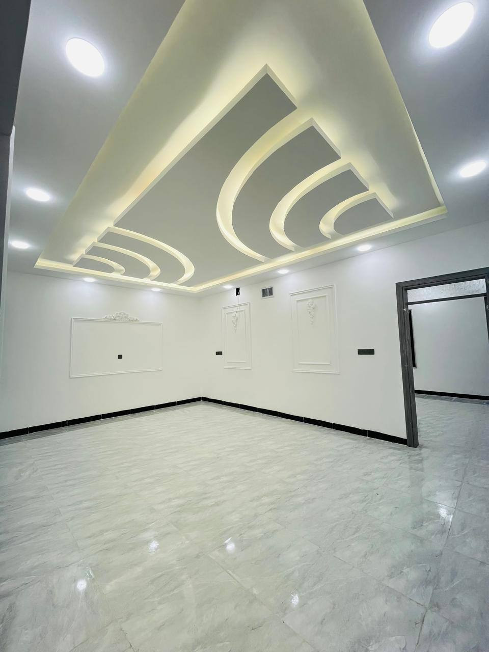 � دار للبيع – حي الملايين الاولى قرب فلل العناز
• المساحة: 200 متر ➖ واجهه 11 متر اتجاه قبله
• خدمات كامله ماء وكهرباء وتبليط
🔹 المواصفات :
• بناء حديث وراقي ونضام دكتات وسبالات وكامرات
• الطابق الأول: غرفتين نوم + صالة + استقبال + صحيات
• الطابق الثاني: اربع غرف نوم + صالة + صحيات
• سند زراعي ملك صرف بستان
للاستفسار والتفاصيل الاتصال .
#مكتب_انوار_الموصل_للعقار
***********
***********
