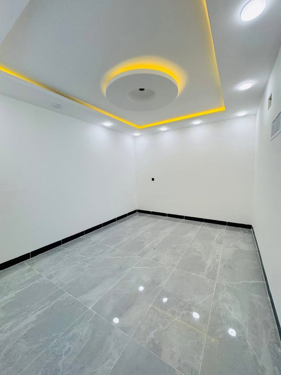 مكتب_الرواسي_للعقارات 
•بيتين للبيع في حي السكر على شارع 20 متر 
•المساحة 155 متر الواجهة 7 ونص لكل بيت 
• طابقين بناء حديث فول استلام فوري/ شارع تبليط بعرض 20متر 

•الطابق الاول : غرفتين نوم مع هول واستقبال ومطبخ وصحيات
•الطابق الثاني : اربعة غرف نوم مع هول وصحيات 

🌍الموقع  مميز : حي السكر قرب سوق السكر على شارع 20م
📃 سند سكني ملك صرف / شرط القرار التمليك  والتحويل 

للإستفسار مراجعة المكتب او الاتصال على الأرقام التالية   عمار العبيدي   

***********

*********** واتساب

  ايمن   

 ‏‪0750 214 4093‬‏    ‏

‏‪0775 630 2993‬‏ واتساب

   اوس 

‏ ‭0770 287 3744

‏  ‬ ‭0750 219 5078‬    

ابو سند 

‭0 775 714 2899‬

عنوان المكتب حي النور سايدين دانية ماركت مقابل افران الرائد   #الرواسي_للعقار
