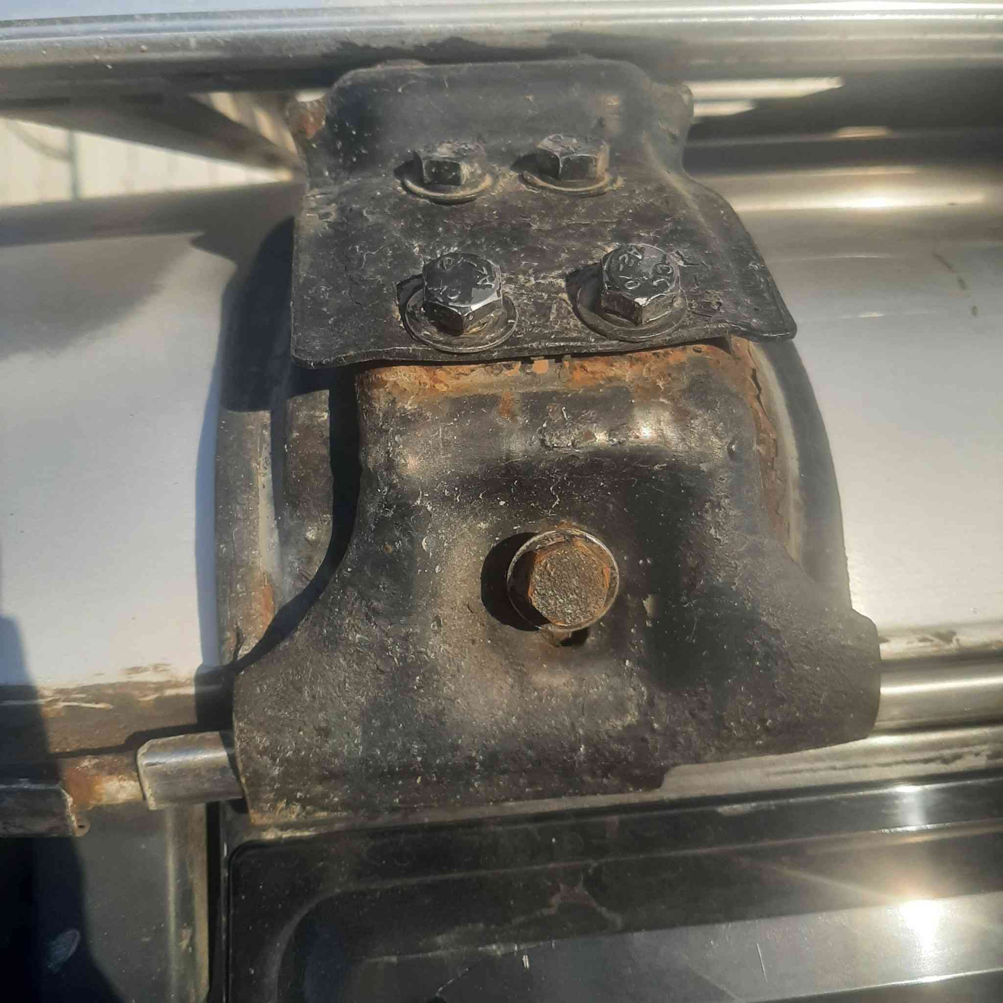 سلام عليكم للبيع سيباية سفاري اصلية مو عمل المنيوم اصلي ترهم على الباترول السافاري. كالوبر. ناتيفيا السعر 150مجال قليل مكان الحسينية ***********
