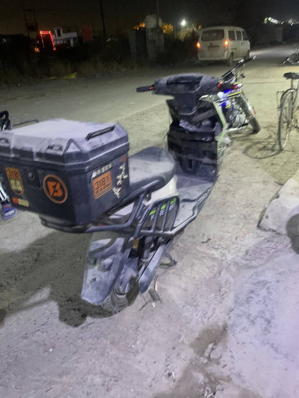 السلام عليكم دراجه شحن بس ألماشه مكسوره بطارية 8️⃣ بطاريات نضيفه ٣٠٠ وبيه مجال بغداد الدوره ***********
