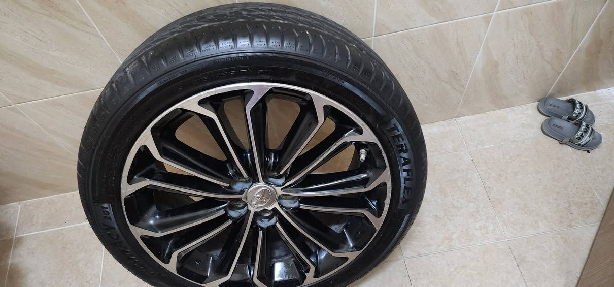 السلام عليكم .
عندي طخم +واحد سبير ويل كب كورلا حجم 17 نظافتها 80% بلادي  . 
وارضيات كورلا قماش كلهن بلديات. 
مكاني بسمايه .
الوياله ٣٠٠ الف 
والارضيات ٦٠ الف 
رقم ***********
