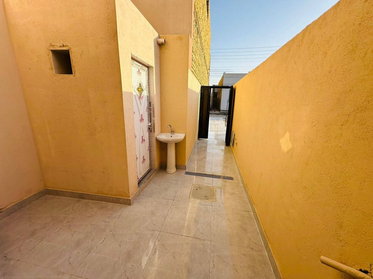 بيت خلفي جديد بالسكان الصناعي خدمات كامله تبليط 
طابوق كونكريت غرفه وصاله ومطبخ وصحيات داخليه وخارجيه وديوانيه 
سعر 68 مع المجال 
***********

