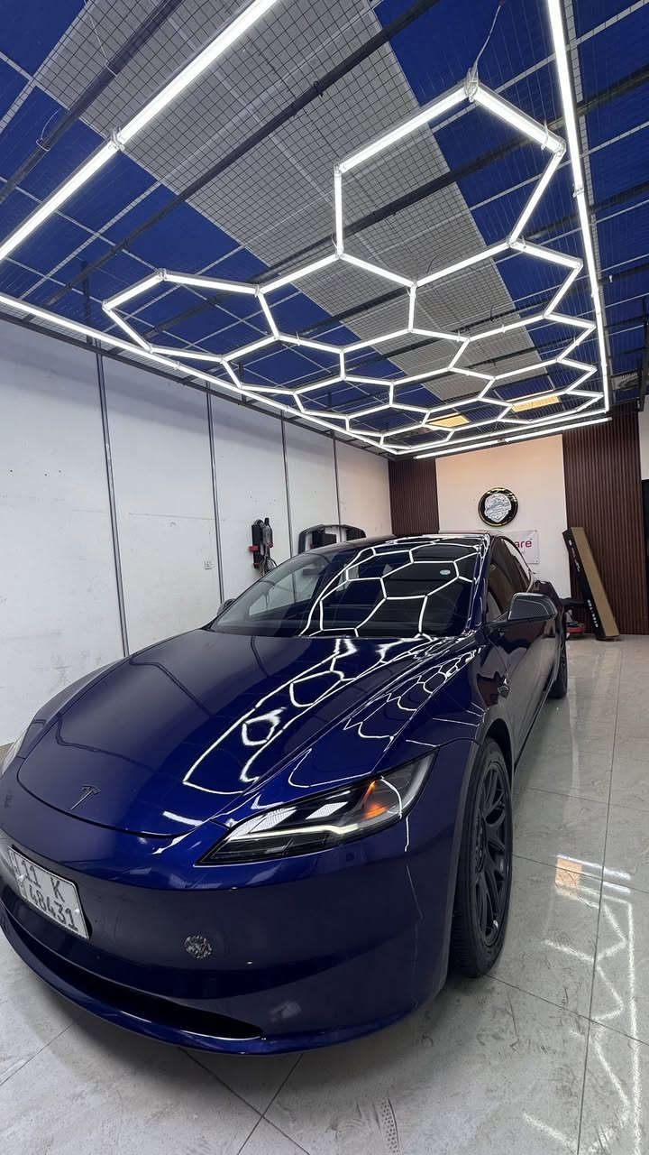 ⚡️ تيسلا موديل 3 (Highland) 2024 - Long Range AWD
الجيل الجديد "هايلاند" - دبل ماطور (دفع كلي) - قمة النظافة والتميز
🐎 الأداء والقوة:
• المحرك: دبل ماطور (Dual Motor) دفع رباعي مستمر AWD.
• القوة: 498 حصان، تسارع مرعب من 0-100 كم/س في 4.4 ثانية فقط.
• المسافة المقطوعة: 19,000 ميل فقط.
• البطارية: نسخة المدى الطويل (Long Range) بآخر تحديث، تدعم الشحن السريع المتطور.
🛠 الإضافات والتميز:
• نظام كاربون فايبر: سستم كاربون فايبر كامل يضيف لمسة رياضية فاخرة.
• العناية: إدامة كاملة، طقم تايرات جديد، مع طبقة نانو سيراميك وبولش لإعطاء لمعة الوكالة وحماية الطلاء.
• الحالة: السيارة بوضع الوكالة (جديدة جداً)، لا تحتاج لأي مصاريف نهائياً.
📲 التكنولوجيا والرفاهية (مواصفات الهايلاند):
• التحكم الذكي: تحكم كامل بالسيارة عن طريق الموبايل (تشغيل، تبريد، قفل، تتبع).
• الشاشات: الشاشة المركزية الكبيرة المتطورة + الشاشة الخلفية الجديدة للتحكم بالمناخ والترفيه لركاب المقاعد الخلفية.
• المقاعد: كراسي جلد كهربائية بالكامل (تحكم بجميع الاتجاهات).
• التدفئة والتبريد: نظام تدفئة وتبريد (Ventilation) لجميع المقاعد (الأمامية والخلفية).
• الإضاءة: نظام الإضاءة المحيطية (Ambient Lighting) الجديد القابل للتخصيص داخل المقصورة.
• النظام الصوتي: نظام صوتي متطور (Premium Sound) يوفر تجربة سينمائية.
🛡 الأمان والأنظمة الذكية:
• الرادارات: نظام رادارات تيسلا المتطور (Tesla Vision) لكشف المحيط بـ 360 درجة.
• الأوتوبايت (Autopilot): نظام القيادة الذاتية المساعد مع الحفاظ على المسار.
• الحماية: كاميرات تسجيل (Dashcam) ونظام الحماية (Sentry Mode) لمراقبة السيارة أثناء التوقف.
📋 حالة البودي والسعر:
• الحادث: حادث بسيط جداً (بدون دواخل)، تم صبغ 3 قطع (جاملغ أمامي، جاملغ خلفي، بنيد) البنيد لأغراض توحيد اللون والنظافة (كلير) وبدقة عالية جداً.
• السعر: 21,500$ (شدتين و15 ورقة) 💸.
0️⃣7️⃣7️⃣7️⃣5️⃣5️⃣5️⃣4️⃣4️⃣7️⃣6️⃣
***********📱
