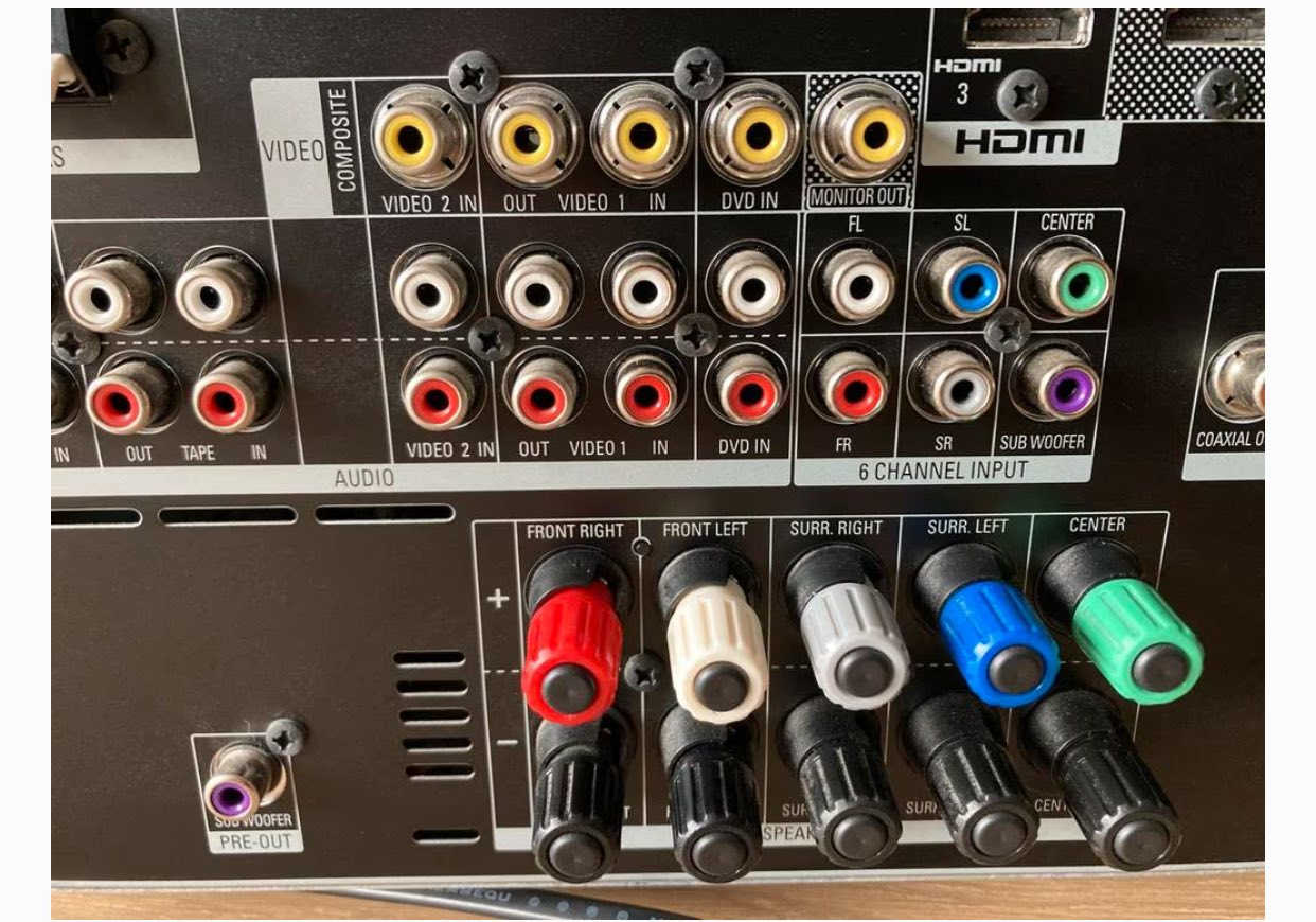 جهاز استقبال صوت/فيديو طراز Harman Kardon AVR 138. فيما يلي بعض ميزاته ومواصفاته الرئيسية: 
جهاز استقبال 5.1 قناة مصمم لأنظمة المسرح المنزلي.
يتميز بأوضاع الصوت المحيطي Dolby Digital و Dolby Pro Logic II و DTS 5.1 و Logic 7.
يحتوي على 6 مدخلات صوت رقمية (محورية/بصرية).
يشمل ميزات خاصة مثل Spotify و Pandora.
السعر 130 الف 
مكاني بغداد طالبيه وعندي توصيل كافه محافظات العراق
***********
