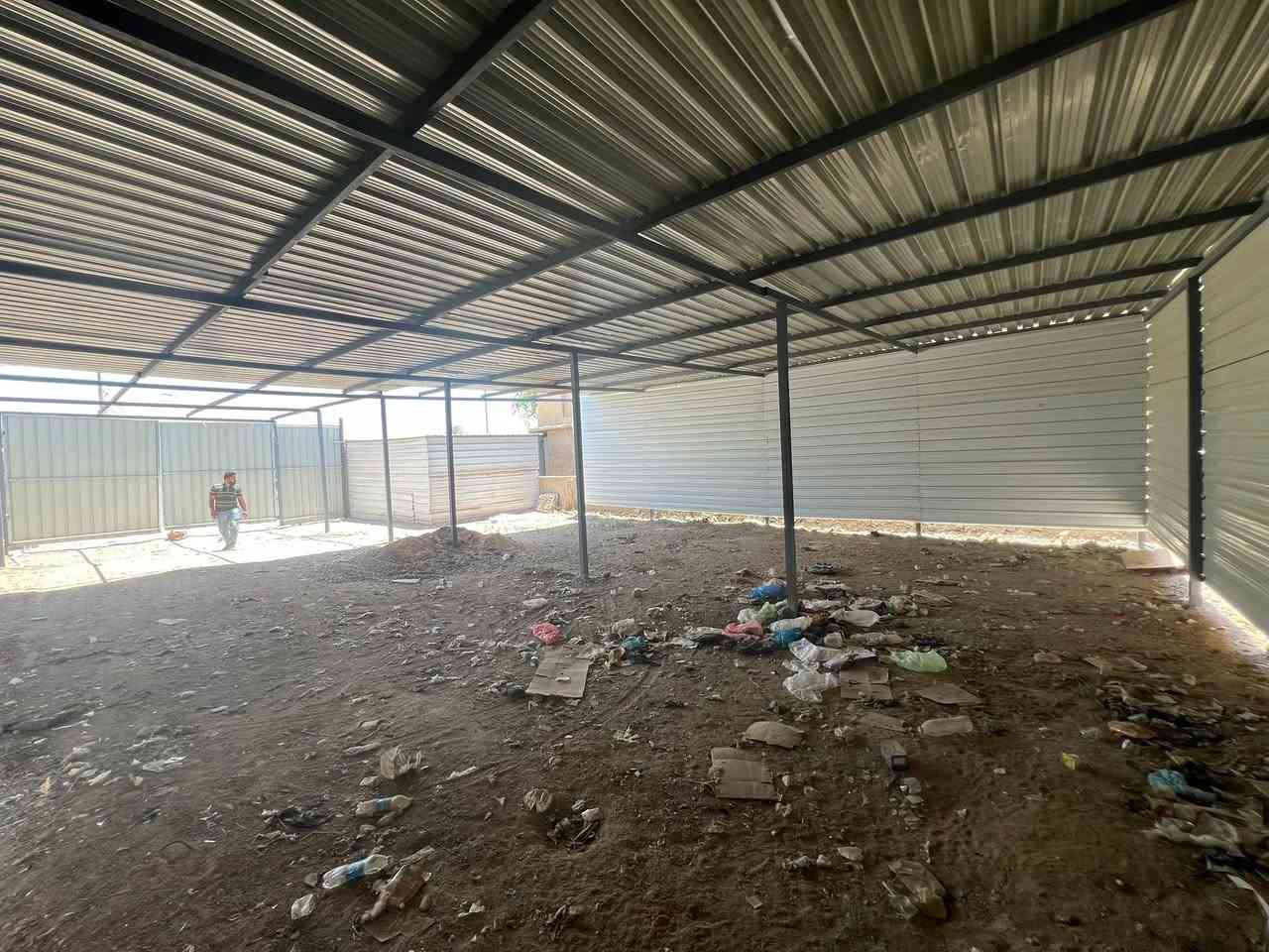 السلام عليكم جملون للبيع المساحه 300 متر  هو والحديد والإيجار مدفوع سنه المكان بابل الحمزه الغربي حي العسكري على الشارع 
للاستفسار الاتصال ***********
