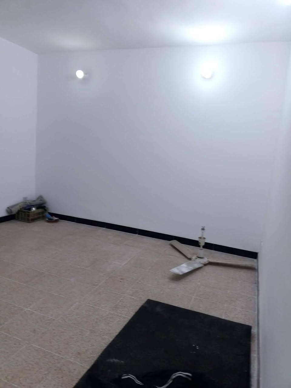 شقة طابق ارضي فئة B قسط شهري 137الف للاسكان  نظيفة جداً مساحتها 135 مسيجة وبيها حديقة وكراج تحتوي على غرفتين نوم مع كليدور مع مطبخ حار بارد مع صالة 7×4 مع مخزن  مع بالكونات عدد 3 نظيفة جداً جداً  المقدمة السعر على الاتصال *********** /// عنوان زين القوس مجمع الشهيدة اسراء مجاور مستشفى التركي الجديد مقابل مجمع الرواد علما الشقة تقع على شارع
