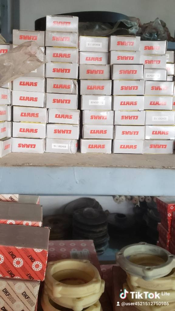 السلام عليكم ورحمة الله وبركاته أصدقائي الأعزاء يتوفر لدى مجمع السعدي جميع انواع قطع غيار كابسات التبن كيهان قرش و كلاس العنوان النجف الاشرف طريق حله نجف مقابل سيطرة أم عباسيات ***********مهند السعدي ***********كاظم السعدي
