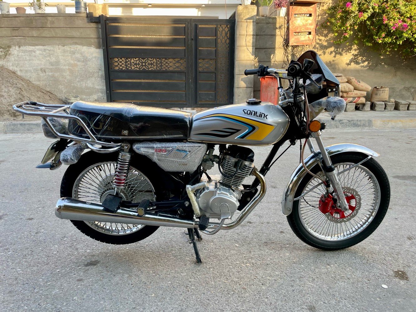 السلام عليكم دراجة تايكر 25باب اول سونك اصلي 5 نمر مكفولة كير مكينة كلجات كهرباء كلهة شغالة مابيه اي نقص اوراق اصولي سعر 625 وبية مجال حك جية توصيل ماعدي تعجبك دراجة تجي تاخذهة من باب البيت 
بلدروز ***********