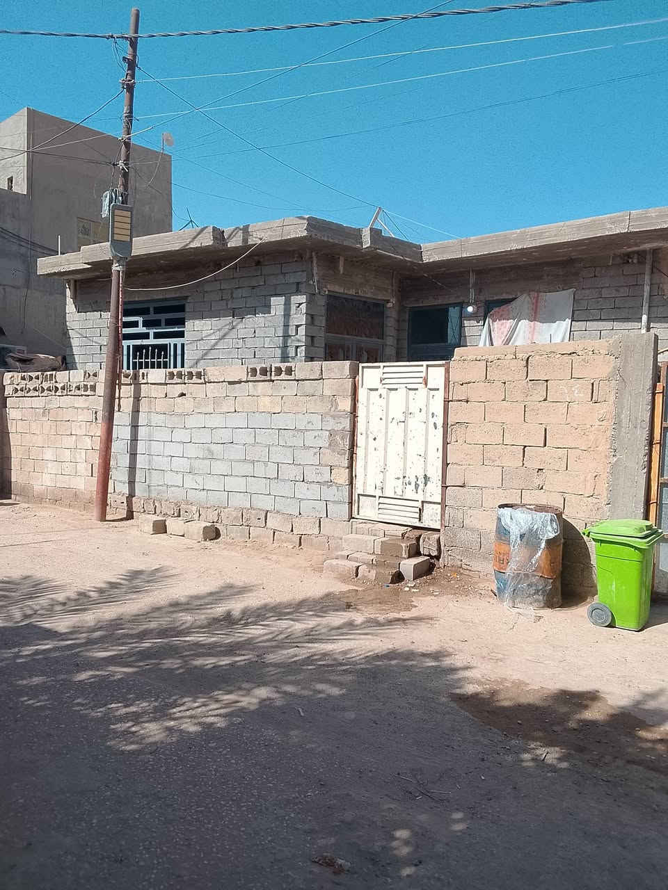 بيت البيع المكان الرمادي الورار شارع الحوانيت السعر 85وبي مجال المساحا 216 الاتصال عله رقم ***********
