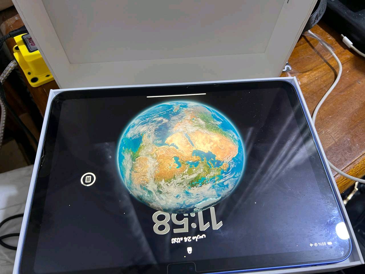 iPad جديد بأناقة اللون الأزرق، نظيف وخالي من الأضرار، تخزين 64GB مع مساحة مستخدمة قليلاً. جاهز للاستخدام الفوري ويعمل بشكل مثالي. فرصة ممتازة للي يبحث عن جهاز موثوق وأسعاره معقولة.