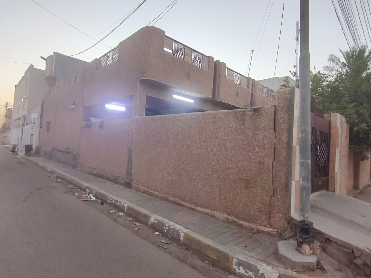 📍تسلسل: 1245

دار ركن للبيع امام حديقة خضراء 
في الفلوجة حي الشرطة قرب جامع الويسي
طابو صرف سند
المساحة بالسند:٣٣٦ م٢
الوجه : ١٦م
بناء طابوق التسعينات
الشارع ركن: ١٠م❌١٠م امام حديقة

🟢مشيدات الدار
مدخل وغرفتين نوم ومطبخ وصالة واستقبال وصحيات وحمامات وكراج 

🟢سعر البيع للمتر الواحد: ١،٢٥٠،٠٠٠ مليون ومائتان وخمسون الف دينار مع المجال

الاتصال والاستفسار
***********

‭***********‬
