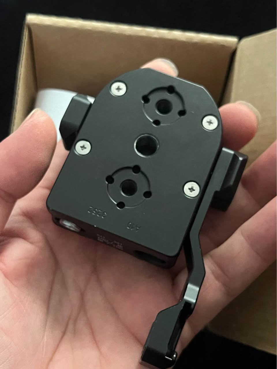 هذه قطعة احترافية ومهمة جداً لبناء ريج سينمائي (Cinema Rig)؛ وهي SmallRig Power Supply Base Plate (موديل 3252) المخصصة لمثبتات حركة كاميرات DJI (متوافقة مع DJI RS 2 / RS 3 Pro / RS 4 Pro).
تُستخدم هذه القاعدة لتثبيت الجيمبل (Gimbal) على الفيديۆ دۆلي (Video Dolly)، أو الكرين (Jib/Crane)، أو قواعد التثبيت بالشفط على السيارات (Suction Cup Mounts). الميزة الأساسية لها هي أنها تسمح لك بتشغيل الجيمبل وإمداده بالطاقة المستمرة عبر بطاريات خارجية ضخمة (مثل پاتري V-Mount) من خلال كيبيل مخصص، دون الحاجة لتركيب مقبض البطارية الأصلي للجيمبل. أربيل, العراق


**إذا كنت صاحب هذا الإعلان وتريد حذفه لأي سبب، رجاءا أرسل رسالة إلى الدعم الفني**