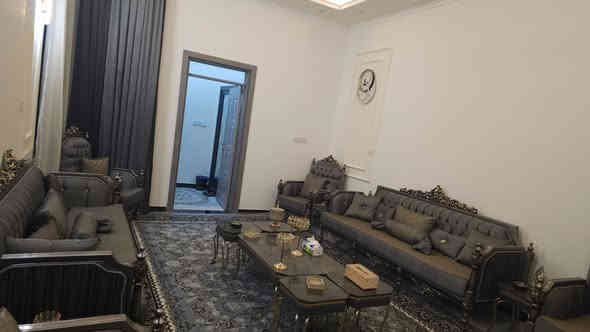 🏡 دار #للبيع – مساحة 200م (10×20)
📍 الموقع: ام الخيل الثالثة 

🎯 تفاصيل الطابق الأرضي:
 • استقبال واسع ٤×٦ مع مجمع صحي للضيوف
 • مطبخ حار وبارد مساحة ٥×٦
 • صالة مع حديقة داخلية وشلال مميز
 • مجمع صحيات وحمام عدد 2 (غربي + شرقي)
 • غرفتان نوم كل غرفة ٤×٥
 • منوَر

⸻

🎯 تفاصيل الطابق الثاني:
 • غرفة نوم ٤×٦ مع بلكون
 • غرفة نوم ٤×٥ مع بلكون
 • غرفة نوم ثالثة ٤×٥
 • مجمع صحيات غربي + حمام
 • ممر + مجمع للغسالة والسخانات عدد 2
 • صالة كبيرة
 • سطح أول + سطح ثاني يحتويان على خزانات الماء

⸻

🔧 مواصفات إضافية:
 • تأسيسات ماء + كهرباء + كاميرات + سبالت كلها نظام حديث
 • الشبابيك سلايت بالكامل

⸻

📸 للاستفسار مراجعه مكتب ميثم #للاستثمار العقاري / الجزائر شارع المطاعم / مقابل مخبز باب الحاره 
او الاتصال على الارقام التاليه
***********
***********
