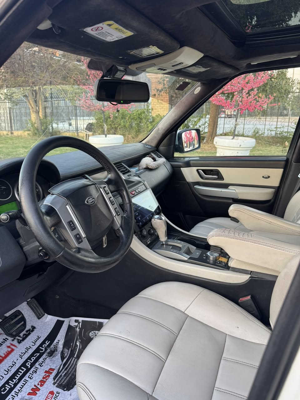 السلام عليكم ورحمة الله وبركاته
للبيع للبيع🔥🔥🔥
RANGE ROVER 2008 محدث 2013 رانج روفر
السيارة نظيفة كلشش  جاملغ خلفي فقط صبغ 
محرك 8 سلندر بدون سوبر المرغوبه محرك جديد 
كير جديد
صدر السيارة نظيف 
مواصفات :.
🛑فتحة سقف
🛑تحكم ستيرن
🛑شاشه
🛑 تخم تاير جديد 
السعر 120$ وبيها مجال للشراي
 وبقية المواصفات المتعارف عليها
مكان السيارة بغداد المنصور شارع ١٤ رمضان
للاستفسار الاتصال واتساب ***********
