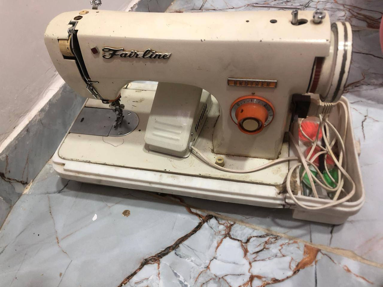 السلام عليكم ماكينه خياطه للبيع السعر 100,000 بيها مجال للاستفسار اتصل على رقم ***********
