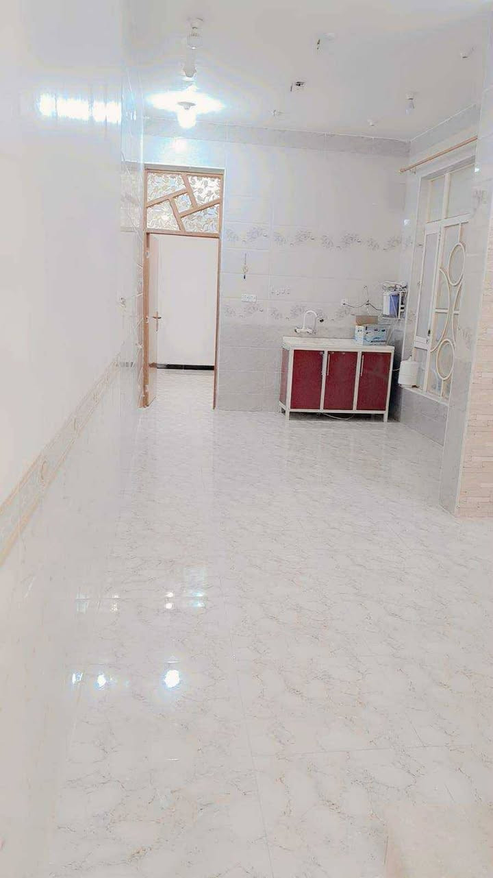 مشتمل للبيع مساحه ١٠٠ م شارع رئيسي مو فرع  خدمات كامله بناء حديث سنه ٢٠٢٣العنوان بزين القوس خلف مجمع الشهيده اسراء والسعر مناسب لا محجوز ولا مرهون الشراي يتصل***********
