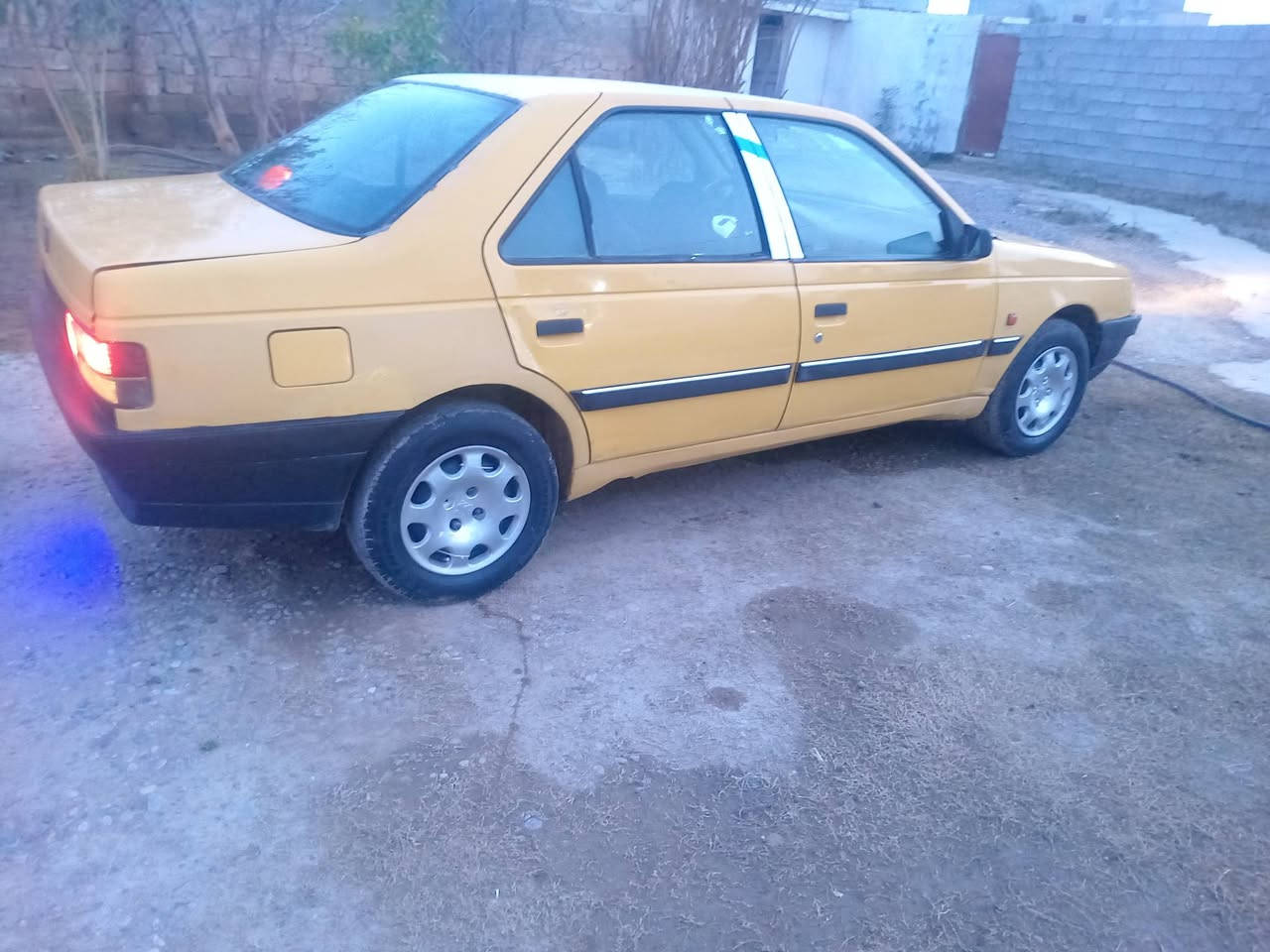 سياره بيجو موديل 2009 رقم ألماني السياره جديده وجاهزة محركه وكيره شرط صدر جديد باتري جديد كهرباياته كله شقاله مابيه اي نقص تدفئه تبريد شغال. سعرها 15 ورقه ***********
