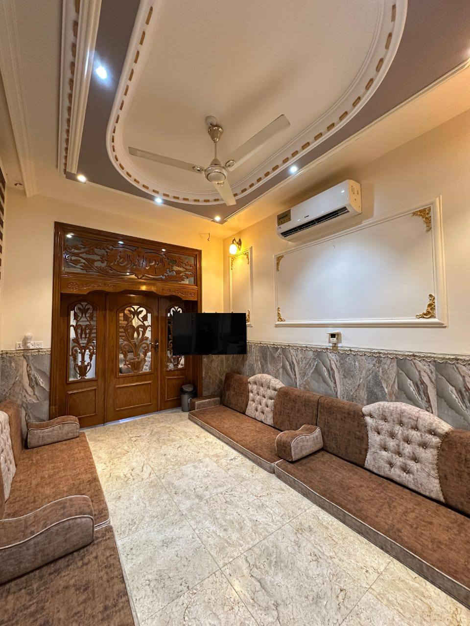 بيت للبيع مساحه ١٠٠م طابو صرف بناء جديد طابقين يحتوي على استقبال وصاله و٣ غرف نوم ومطبخ وثلاثة مجاميع صحيه عنوان كربلاء حي السلام خلف محطة وقود الغاظريه سعره ١٨٠ مليون اي استفسار اتصل ***********  نستقبل جميع العروض في انحاء كربلاء   يباع نقد أو مبادره بمقدمه ٢٥ مليون
