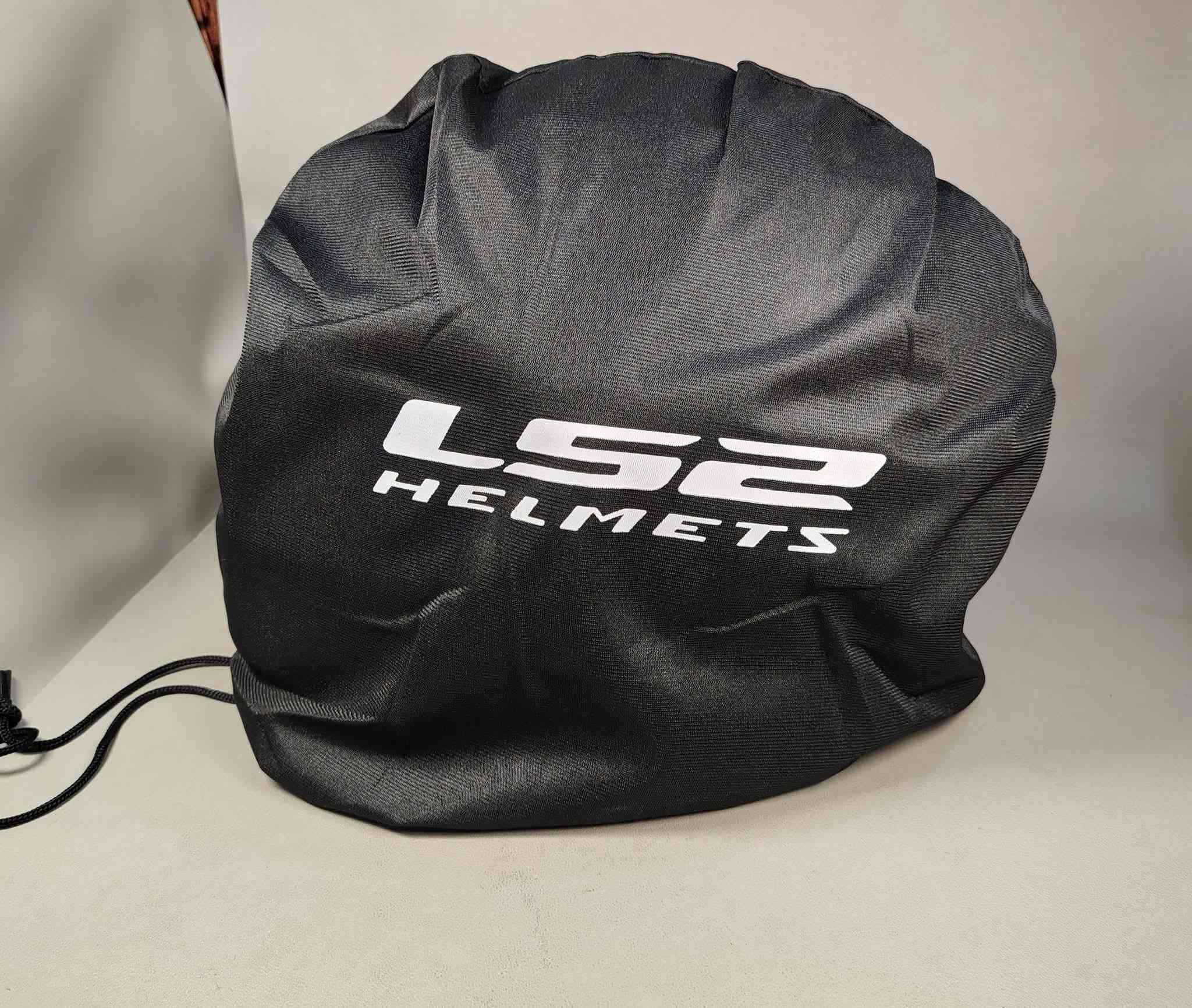 السلام عليكم خوذه Ls2   جديده
غير مستعملة قياسها XxL سعر ١٢٠ الف بيه مجال 
وبيه توصيل ***********
