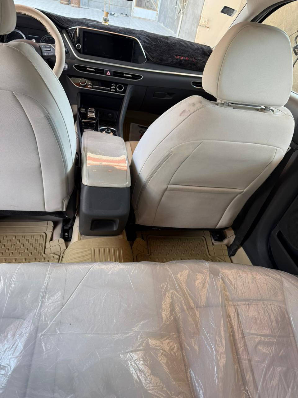 سوناتا 2023 وارد امريكي
• السعة: 2.5 لتر (2497 سي سي)

• ناقل حركة أوتوماتيكي 8 سرعات

• نظام دفع أمامي (FWD)

مقاعد أمامية قابلة للتعديل كهربائيًا

• مقاعد قماش مريحة عالية الجودة

• شاشة وسطية لمس 

(عادة 8–10.25 بوصة حسب السوق)

• دعم Apple CarPlay & Android Auto

• مشغل USB / Bluetooth

• مفتاح دخول ذكي + زر تشغيل

• مكيف أوتوماتيكي مزدوج

نظام فرامل ABS + EBD

• (نظام ثبات السيارة)

• (نظام تحكم ديناميكي بالسيارة)

• 6 وسائد هوائية

• نظام التنبيه من الاصطدام الأمامي (FCA)

• تنبيه مغادرة المسار (LDW)

• مراقبة ضغط الإطارات (TPMS)

• حساسات خلفية

• كاميرا خلفية

. رقم بصرة باسمي السيارة حرة تقرير غرق حد دوسه الباب وبيها طخه بصندوق 

. السعر 175$

. العنوان : البصرة _ خور الزبير 

. للاستفسار وتساب : ***********
