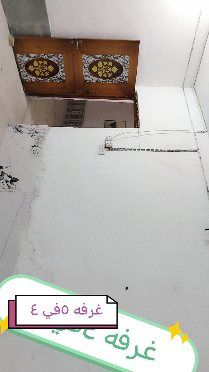 سلام عليكم بيت للايجار ١٠٠متر الاسكان الصناعي نزلت الجامع بفرع مجمع الاسكان الكبير يحتوي ع غرفه +صاله+ديوانيه +مطبخ +حمام+تواليت +طارمه زغيره +منور خلفي+سطح/  يجار ٢٧٥ قفل اقر تفاصيل عدل ال تخابرني مطلوب عائله زغيره وعدهم راتب شارع تبليط تصال ***********
