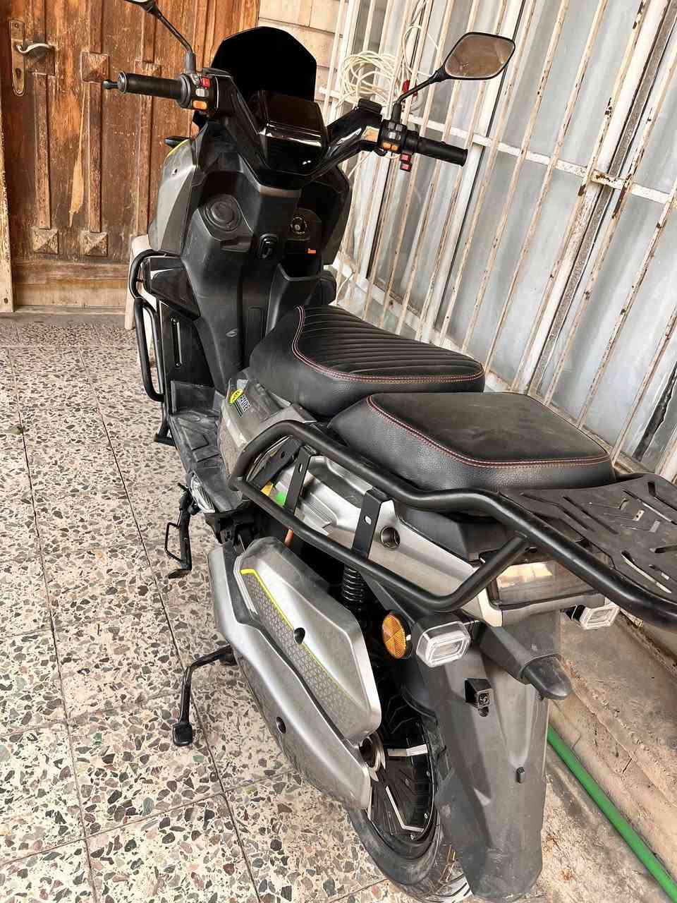 السلام عليكم دراجة اباتشي مدرع 2025 بطارية ليثيوم 50 امبير عقل 2000 ماشية 5000 جديدة وقوية ماخذهة من مؤيد طيارة مبدل بية بس يدة مال سرعة سعر 1050 مستعجل للاتصال ***********
