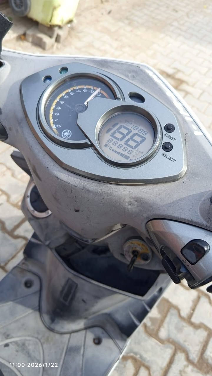 سكنس فحل كابريتر
دراجة كفالة عامة صار شهر نازلة
مكينة نكرة سلف بكل وقت ناعمة
شلعة ومعدل تشك الكاع
كهربائيات كلها شغالة مناقصها اي شي
تايراتها نضيفة بعدهن
كفراتها ختم واحد

مكاني بغداد الغزالية شارع الضغط
سعرها ٨٥٠ وبيها مجال
***********
