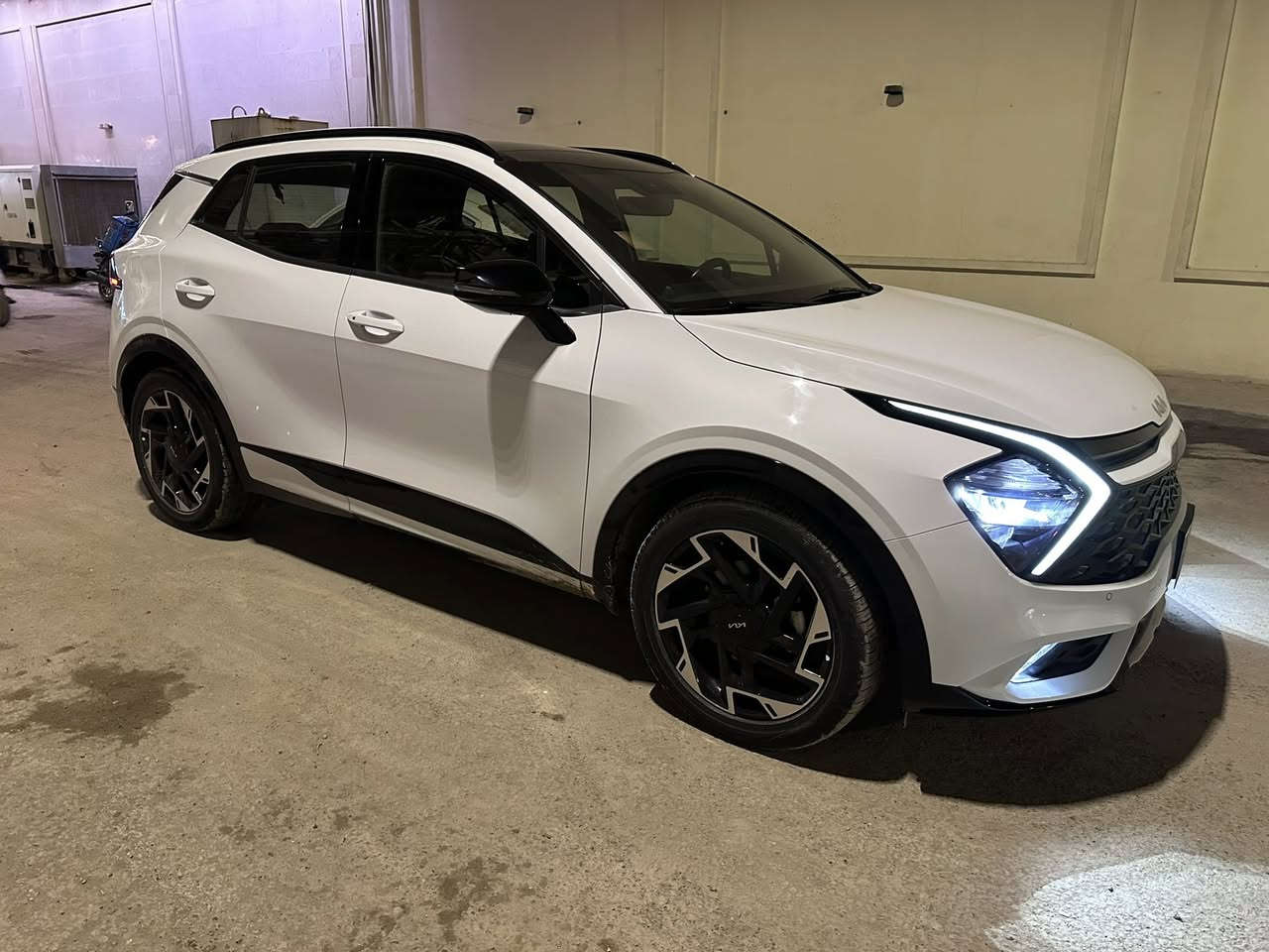 سبورتج  GT LINE موديل 2023 
(جيتي لاين )فول 1/1
 ماشيه 62000الف كيلو فقط
ضمان شركة الدوليه خمس سنوات او 60 الف كيلو 
- وارد خليجي 
‏‎ - بانوراما 
‏‎ - سعة المحرك 2.0L
-‏‎ مرتبط بناقل حركة أوتو 6 نمر
‏‎ - عدد AIR BAG6
‏‎ - حساسات أمامية 
‏‎ - حساسات خلفية
‏‎ - لايت زينون + LED
‏‎ - كشافات 
‏‎ - بك لايت LED
‏‎ - ويل كب 19
‏‎ - قبضات أبواب من الألمنيوم
-‏‎ اريل نفكيشن
-‏‎ تشغيل عن بعد 
‏‎ -فتح الصندوق كهرباء ذكي 
‏-‎ دشبول شاشة 
‏‎ - شاشة ابل كار بلي واندرويد اتو
‏‎- كاميرا دوارة
‏‎ - المقاعد جلد اسود 
‏‎ - تدفئة المقود والكشنات الأمامية + تبريد الكشنات الامامية
‏‎ - مثبت السرعة Cruise 
- الأوامر الصوتية
‏‎- أوضاع القيادة  Drive Mode
‏‎ - فحص أنظمة السيارة 
‏‎ - حساسات ضغط اطارات 
‏‎ - شفتات مقود
‏‎- تبريد شاشة
‏‎ - هاند بريك بصمة 
‏‎‏- ABS 
‏‎‏ - Auto Hold    أوتو هولد
‏‎‏- ISO Fex        ايزو فكس
‏‎- نظام مانع الانزلاق
‏‎- نظام نزول المنحدرات 
‏‎- اشارة في المرايا الجانبية
‏‎- مخرج منفذ الطاقة 
‏‎‏- حساسات كامله داير السياره 
شاحن هاتف لاسلكي 
ملاحظة/ السيارة كفاله من الصبغ 
 العنوان بغداد الكاظميه 

***********
