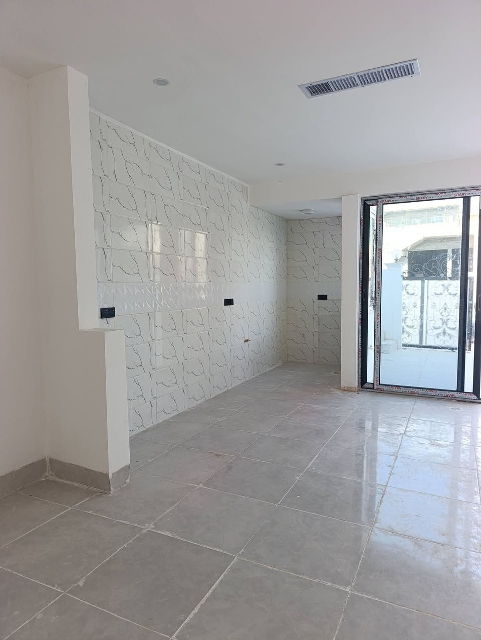 #داران للبيع ،، دروازه 🏘️🏘️
#خانوو بو فروشتن له ده روازه
#المساحة كل دار ٩٠ متر طابق ونص
#سقف مغربي
#دكت كامل
#فول كاشي
 يتكون من غرفتين نوم + هول  + مطبخ وصحيات داخلي وخارجي

#العنوان؛؛( كركوك منطقة دروازه فرع صيدلية ناز  )

#اللاستفسار اتصال ع ارقام مكتب جمال للعقار

***********واتساب☎️📱

* نستقبل جميع عروضاتكم السكنية 🏠 والتجارية والزراعية 🏡 بكافة مناطق كركوك الحبيبة
عنوان مكتبنا كركوك شورجة قرب ساحة العمال🌷🌷🏘️🏘️
