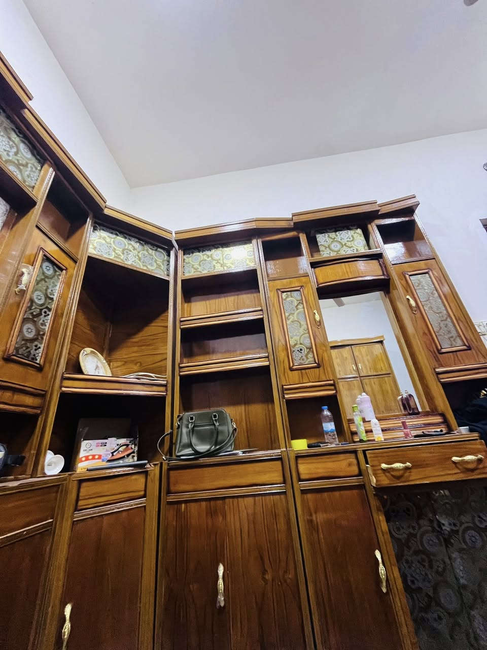 غرفة اخشاب للبيع السعر مليون و٥٠٠وبيها مجال المكان الصوفيه للاستفسار الاتصال علا الرقم ***********
