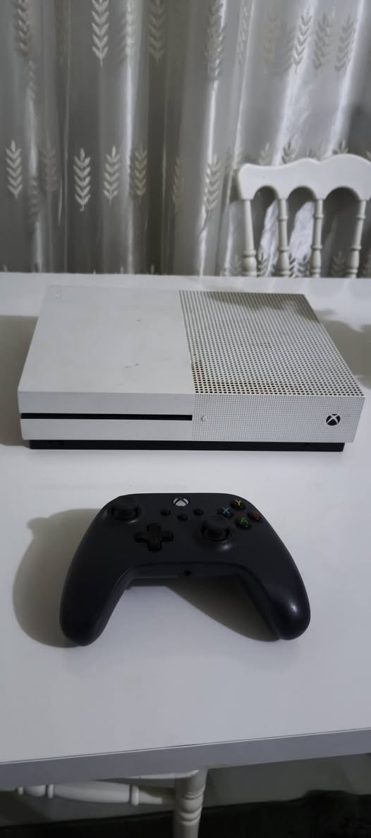 سلام عليكم شبابنه الطيبة جهاز اكس بوكس ونs  ما مفتوح لوك ستيكر ذاكرة500GB بي كيم باس باقيله شهر اشتريته بدايه رمضان واسبوعين وعطلت الجوستك زر ال LB  معلك ضال دايس وحده محمل بي العاب
Gta5
Far cry 5
Forzai horizon 5
Gears of war 2+3+جزء فرعي بس كلهن مال 360
الجهاز كامل الملحقات بس الجوستك تجاري و عطلان 
سعر 150الف👌
توصيل موجود 
***********
