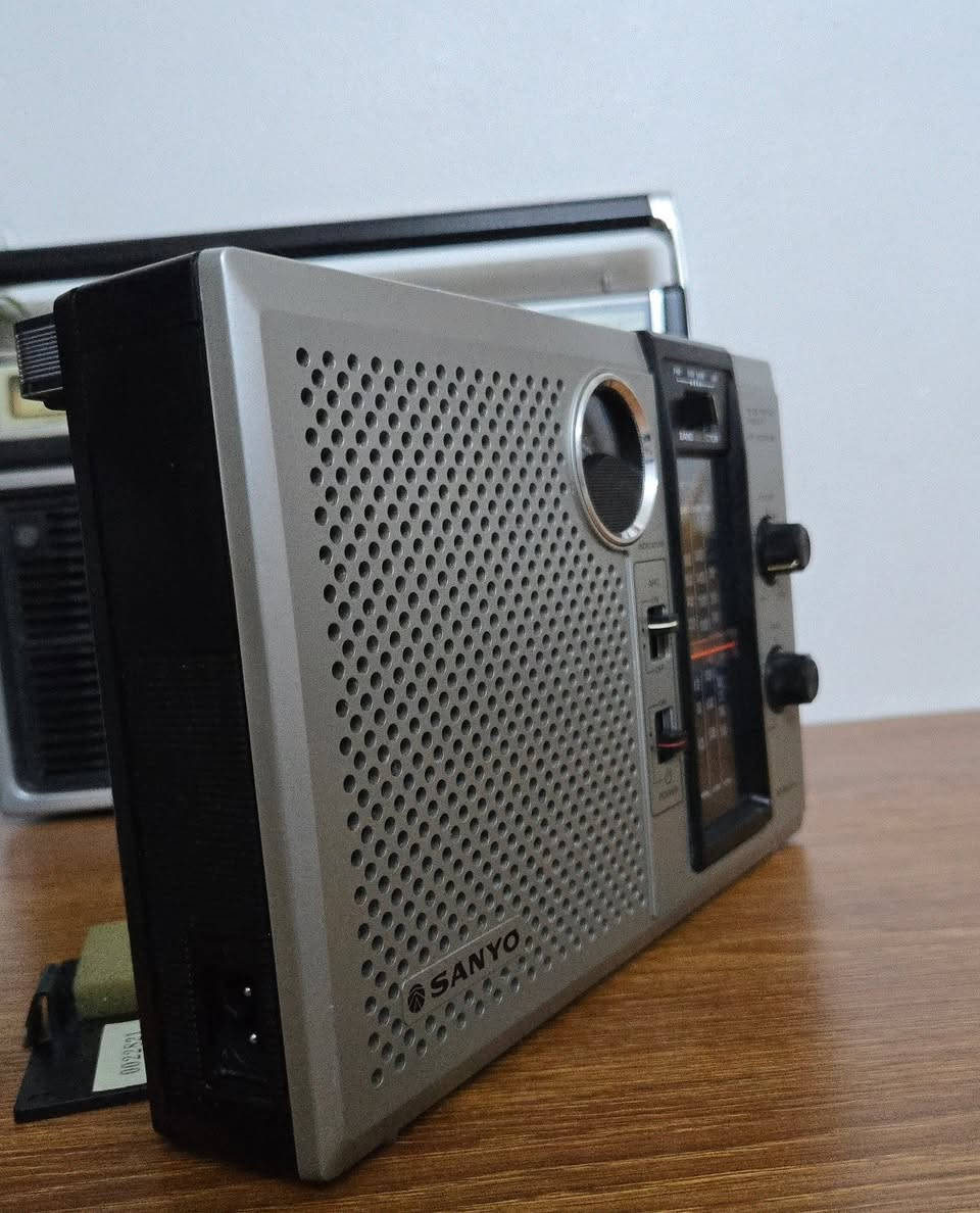 راديو SANYO الأصلي موديل 8260-RP صناعة يابانية سنه 1979
FM و MW و SW و LW اربع موجات
يعمل باتري/كهرباء
يحتوي على مؤشر لفحص البطاريه وقوه الاشاره
الابعاد
24.2 × 15.5 x 6.7 سم
راديو بنظافه جداً عاليه الاداء ممتاز غير مفتوح على وضع الشركه بدون مشاكل او عيوب                                                    للاستفسار مراسله الصفحه.                                  ***********
