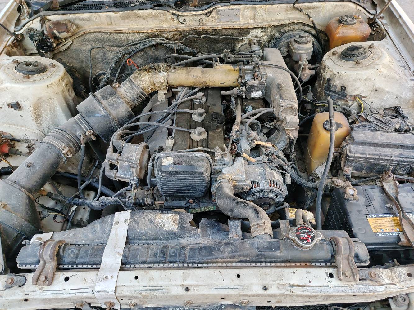 سيارة للبيع، لونها أبيض كما موضح في الصور. السيارة بحالة جيدة للاستخدام اليومي. المقصورة الداخلية نظيفة ومجهزة بمقاعد مريحة. المحرك يبدو قويًا ويعمل بكفاءة. يوجد بعض الخدوش الخارجية لكن لا تؤثر على الأداء العام للسيارة.