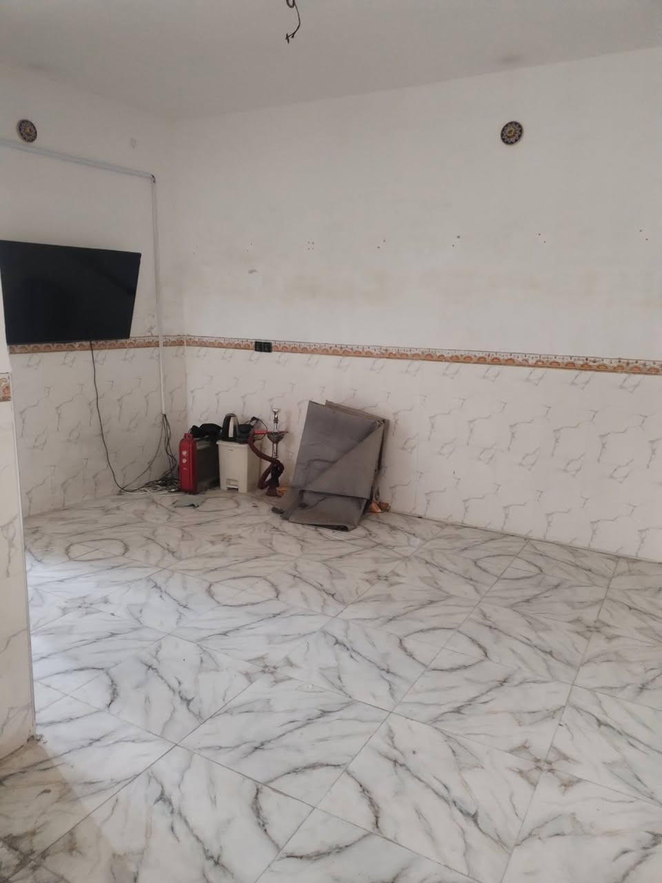 سلام عليكم شقه جديده طابق ثاني غرفه نوم وصاله ومطبخ وحمام العنوان شعب نهايات شارع  سعر 250 هاتف***********
