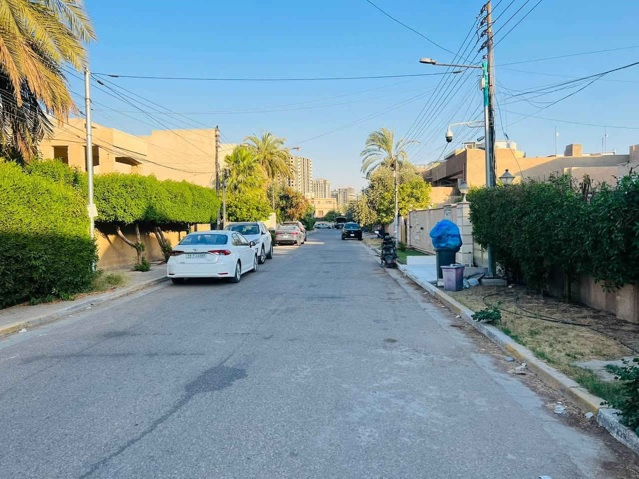 السلام عليكم بيت للبيع بسعر قطعه ارض لاطباء حي جهاد من اجمل مربعات في لاطباء  المساحة (480)  واجة 16 وربع ونزال (30)  يباع قطع اذ تريد (240)  لاستفسار مكتب النسيم للعقار ***********
