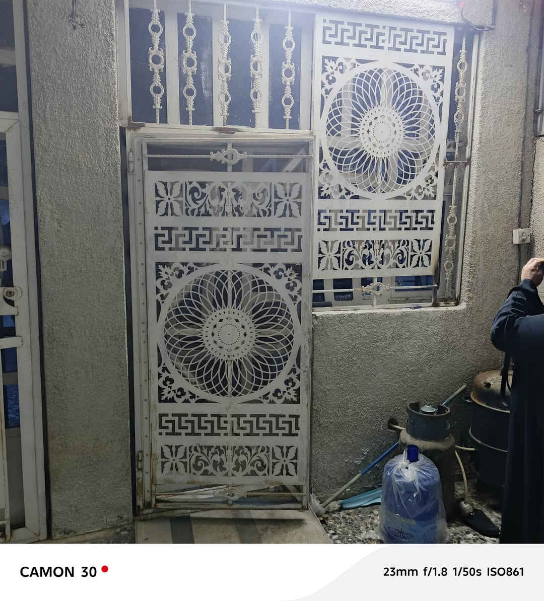 عندي شبابيج وبيبان شغلهن درجه أولى ابو الفتحتين  مستخدمات عددهن ٣ شبابيج تلاثه خانه وباب وشباج دمج وباب استقبال وباب بلكونه ابيعهن كلهن شلع ( *********** )
