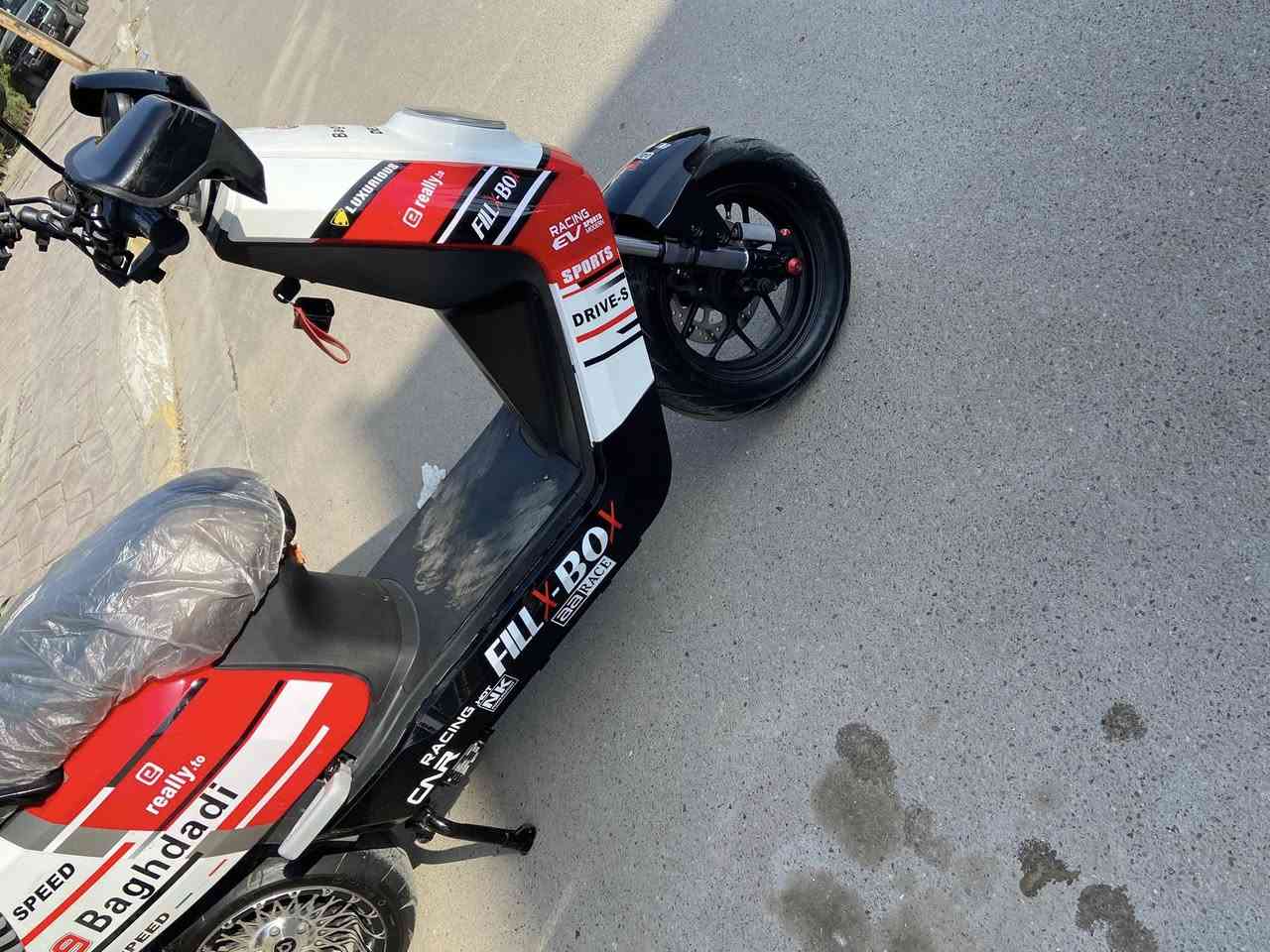 السلام عليكم دراجه شحن نوع الكاسحه نضيفه اخت الجديده مواصفاتها  6 بطاريات دبل مسطره دبل مفتاح اوبصمه بيه نضام جك صعدو ونزول ماشيه 1300 رقم الهاتف ***********العنوان بغداد المنصور
