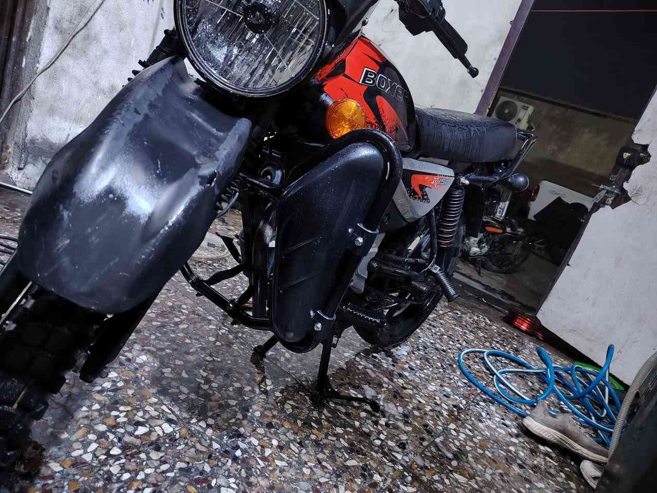 السلام عليكم دراجه بوكسر موديل ٢٠٢٣ مرقمه بغداد الدراجه مجفته تجفيت شركه الدراجه خير من الله سعرها ٢١٠٠ وبيها مجال للشراي *********** مكاني بغداد
