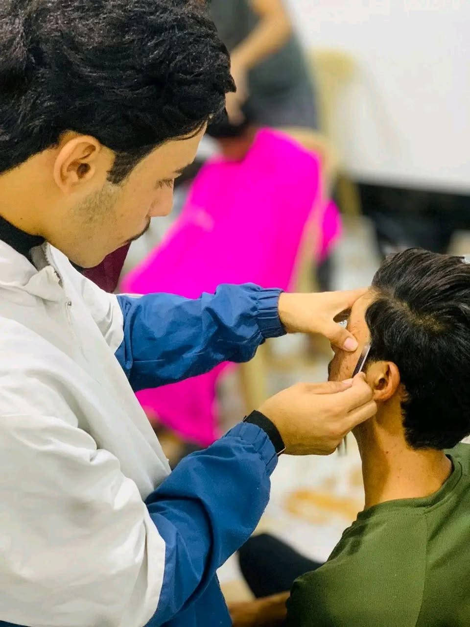 مركز آزار لدورات تعليم فن الحلاقة❤️❤️
 يعلن عن فتح دورات للحلاقة الرجالية وتشمل
..........................
١/مقص✂️
٢/شفرة📏
٣/خيط🧶
٤/مكينه🎚
٥/صبغ الشعر (كيفية دمج الالوان)🎨
٦/ معالجات الشعر بكل انواعه🦱🦰
٧/ معالجات البشرة 💆‍♂️💆‍♀️
٨/ مع هدية صادرة من المركز اثناء التخرج👍🎫🎟
#ملاحظة.... عند انتهاء الدورة وتكون عندك نقص معلومات تعاد لك الدورة مجاني 
للاستفسار الاتصال على الرقم التالي 
البصرة الجمهورية تقاطع معهد النفط قرب الريان سنتر للألعاب 
للاستفسار الاتصال 📞على ارقام المركز....
☎️*********** البصرة, العراق
