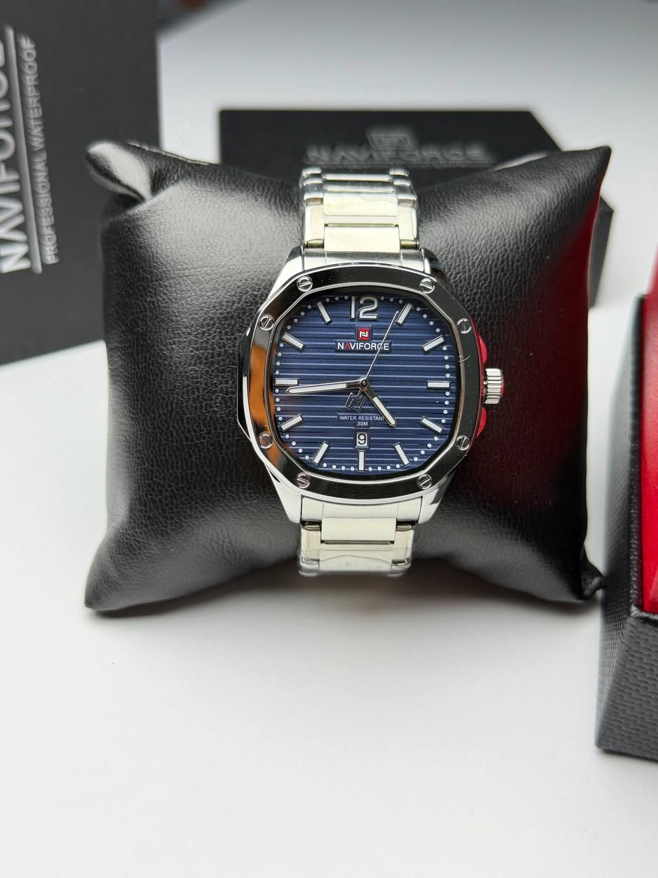 NAVIFORCE
اصلي وكالة كاملة المرفقات 
ضمان سنة 
رقم الموديل NF9243
نافذ شهري 
ارقام واميال لامينوس فسفوري 
مينا مميزة مشطبة
ستانلس ستيل 
مقاومة للماء 30 متر 

35 الف على اول تم

⭕️ملاحظة / جميع الصور من تصويرنا للقطعه


**إذا كنت صاحب هذا الإعلان وتريد حذفه لأي سبب، رجاءا أرسل رسالة إلى الدعم الفني**