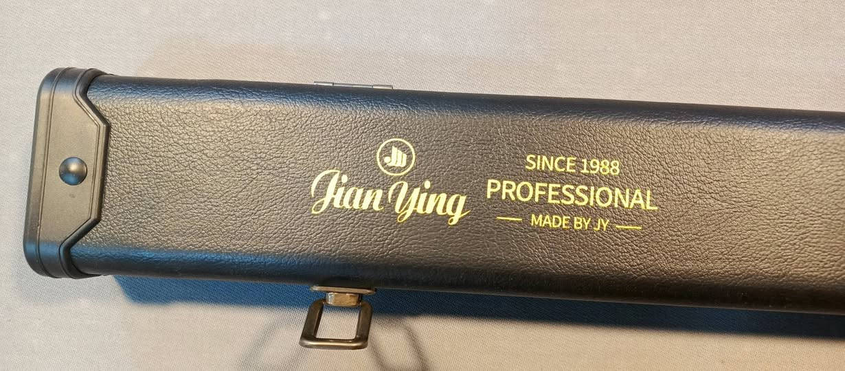 كيوب سنوكر من ماركه عالميه كيوب جديد جديد ما مستخدم ولا مجوك اصلا يعده بليبل كويب قطعتين ويا اكستيشن وجوك 2 وكامل مع ملحقاته سعر خاص او ***********
